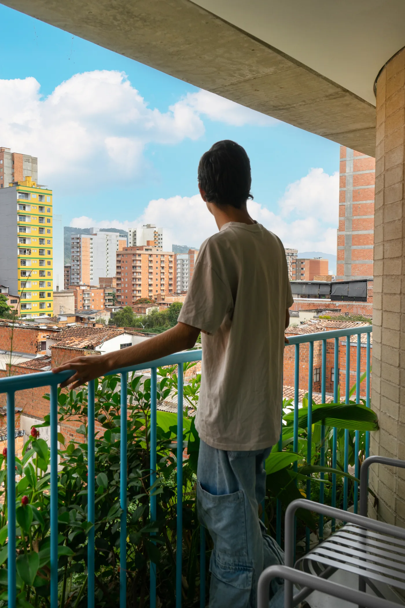 Balcón con baranda turquesa y vista a la ciudad en Hotel Once22